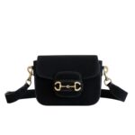 Borsa da donna nera in pelle scamosciata con tracolla